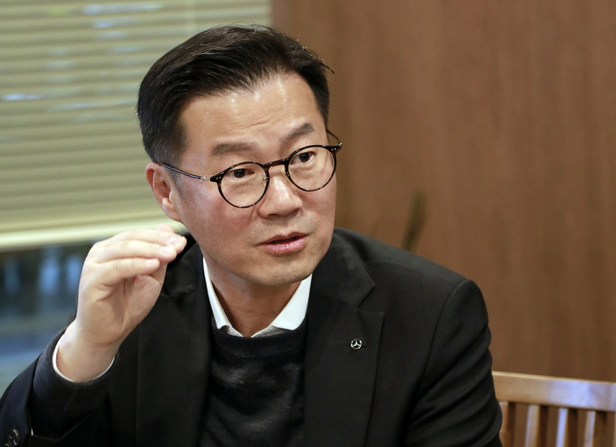 ▲ 이상국 메르세데스-벤츠 코리아 디지털, 마케팅 및 커뮤니케이션 부문 총괄 부사장이 ROF에 대해 설명하고 있다.ⓒ한국자동차기자협회