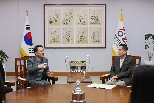 ▲ 김진태 도지사와 문석우 소이마르 대표가 환담을 하고 있다.ⓒ강원특별자치도