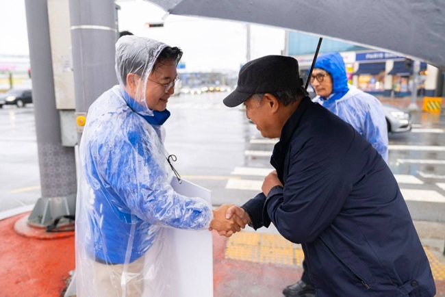 ▲ 육동한 더불어 민주당 춘천시장 예비후보가 10일 아침 춘천 장학리 MS마트 교차로에서 시민들에게 인사하고 있다. ⓒ육동한 춘천시장 예비후보 선거단