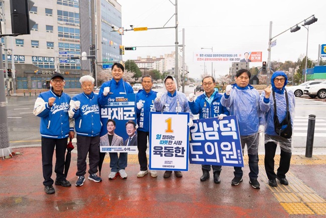 ▲ 육동한 더불어 민주당 춘천시장 예비후보가 10일 아침 춘천 장학리 MS마트 교차로에서 시민들에게 인사하고 있다. ⓒ육동한 춘천시장 예비후보 선거단