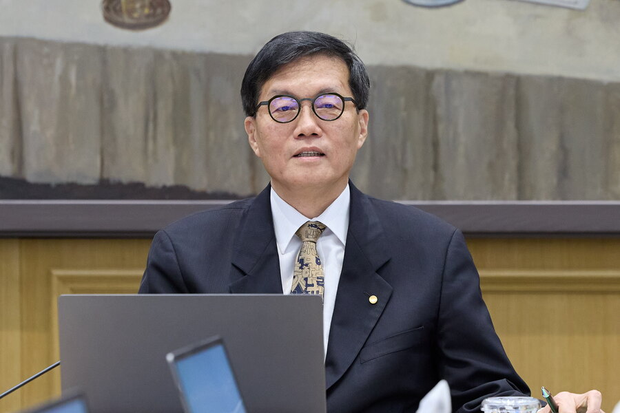 ▲ 이창용 한국은행 총재가 10일 서울 중구 한국은행 본관에서 열린 금융통화위원회 본회의에 참석하고 있다. ⓒ한국은행