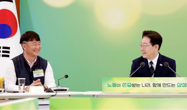 ▲ 이재명 대통령이 10일 청와대에서 열린 민주노총 초청 간담회에서 양경수 민주노총 위원장과 대화하고 있다. ⓒ뉴시스