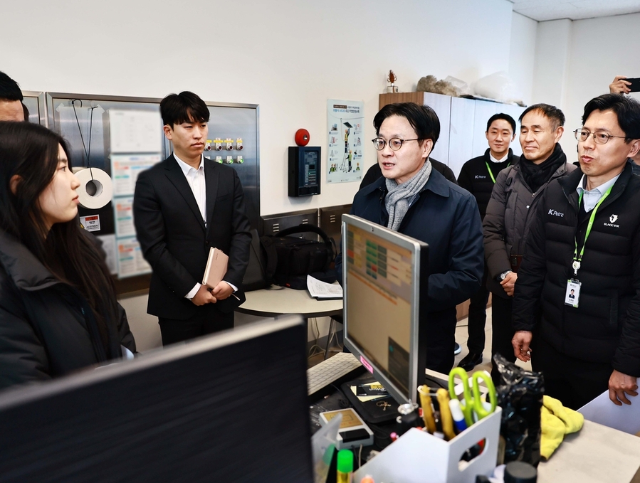 ▲ 김정관 산업통상부 장관이 석유 최고가격제 시행 이후 기름값을 올린 서울 송파구 한 직영 주유소를 찾아 불시 점검하는 모습ⓒ뉴데일리DB