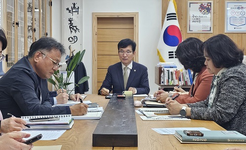 ▲ 윤건영 충북도교육감이 10일 기획회의에서 신속한 추경편성과 현장 중심 집행을 강조하고 있다.ⓒ충북도교육청 제공