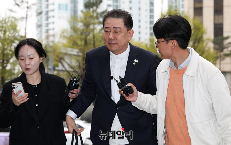 ▲ 공천헌금수수 등 각종 비위 의혹을 받는 김병기 무소속 의원이 10일 오후 서울 마포구 서울경찰청 공공범죄수사대에 출석하고 있다. ⓒ서성진 기자