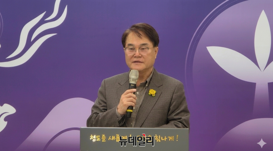 ▲ 김하수 군수는 10일 오후 2시 군청 대회의실에서 기자회견을 열고 소문으로 떠도는 ‘건공회’와의 특수관계설과 승진 대가 금품 수수 의혹에 대해 반박하는 기자회견을 하고 있다.ⓒ뉴데일리