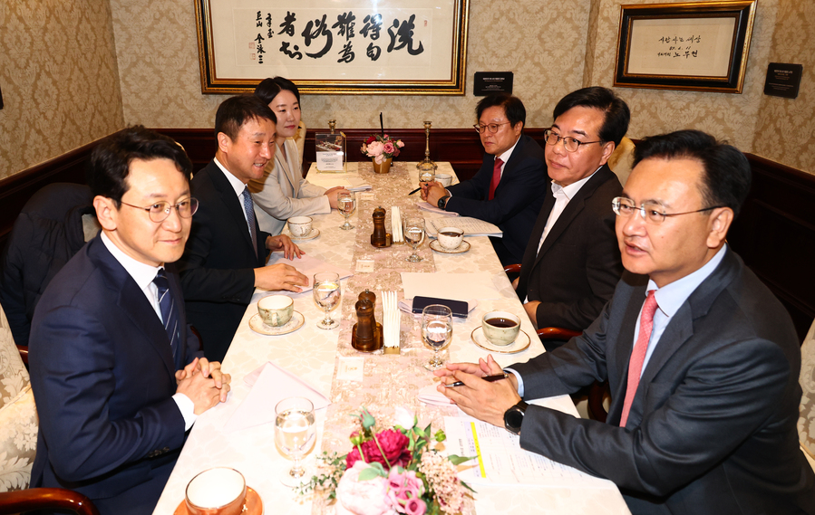 ▲ 한병도 더불어민주당 원내대표와 송언석 국민의힘 원내대표가 10일 오전 서울 여의도 켄싱턴호텔에서 추가경정예산안 관련 논의를 위한 조찬 회동에 참석해 있다. 왼쪽부터 반시계 방향으로 천준호 더불어민주당 원내운영수석부대표, 한 원내대표, 이소영 예산결산특별위원회 여당 간사, 박형수 야당 간사, 송 원내대표, 유상범 국민의힘 원내운영수석부대표. ⓒ뉴시스