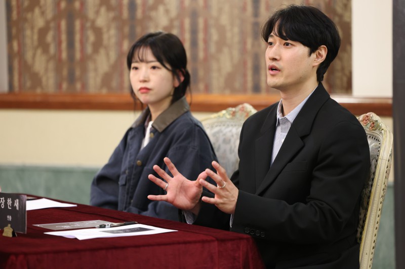 ▲ 연극 '뼈의 기록'의 원작자 천선란 작가와 연출을 맡은 장한새의 라운드 인터뷰가 지난 8일 서울 서초구 예술의전당에서 진행됐다.ⓒ예술의전당