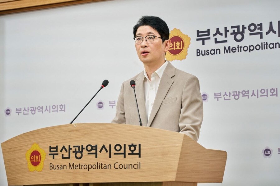 ▲ 주진우 국민의힘 의원이 10일 부산시의회 브리핑룸에서 전재수 더불어민주당 부산시장 후보의 '통일교 금품 수수 의혹'이 무혐의 종결된 것에 대한 긴급 기자회견을 하고 있다.ⓒ주진우 캠프