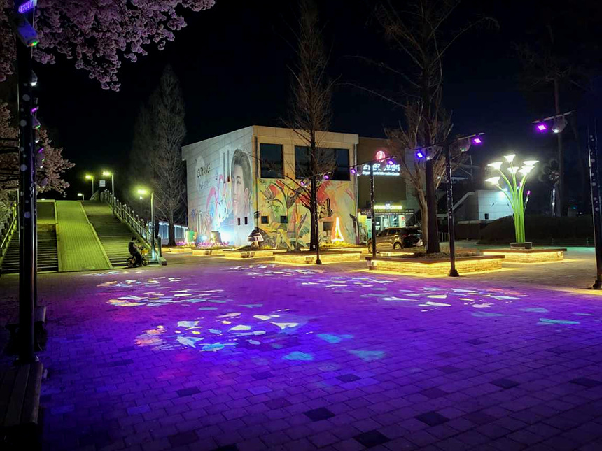 ▲ 고양관광정보센터 인근 보랏빛 조명 ⓒ고양특례시 제공