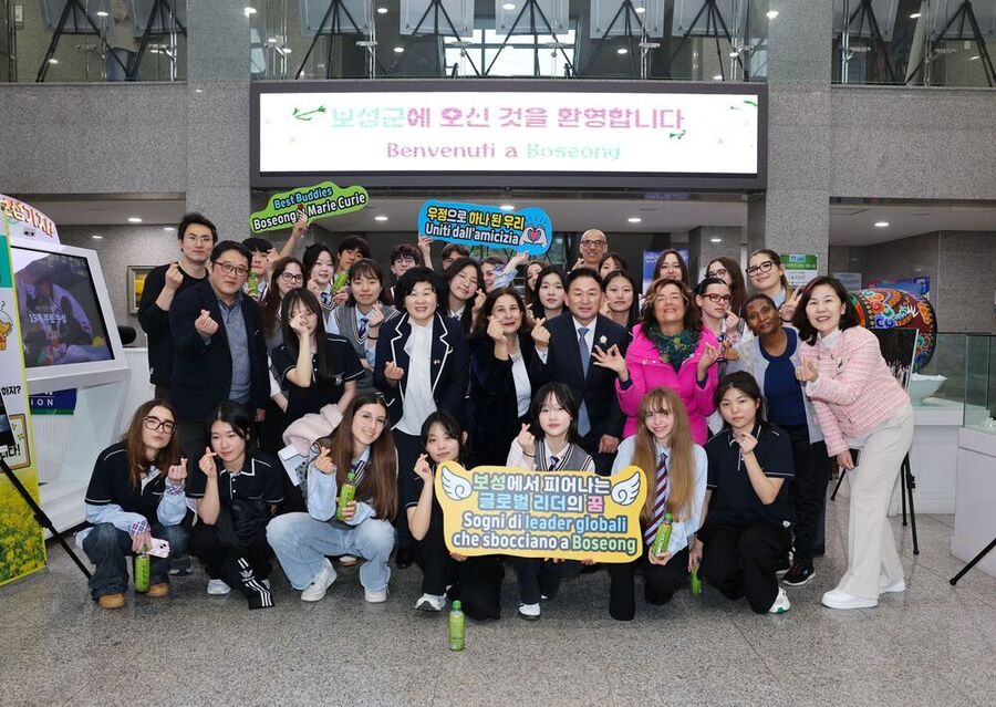 ▲ 보성군 보성고- 이탈리아 마리퀴리고, 국제교류단 방문_보성고등학교와 이탈리아 줄리아노바 마리퀴리(Marie Curie) 고등학교 학생 30여 명이 보성군청을 방문했다.ⓒ보성군 제공