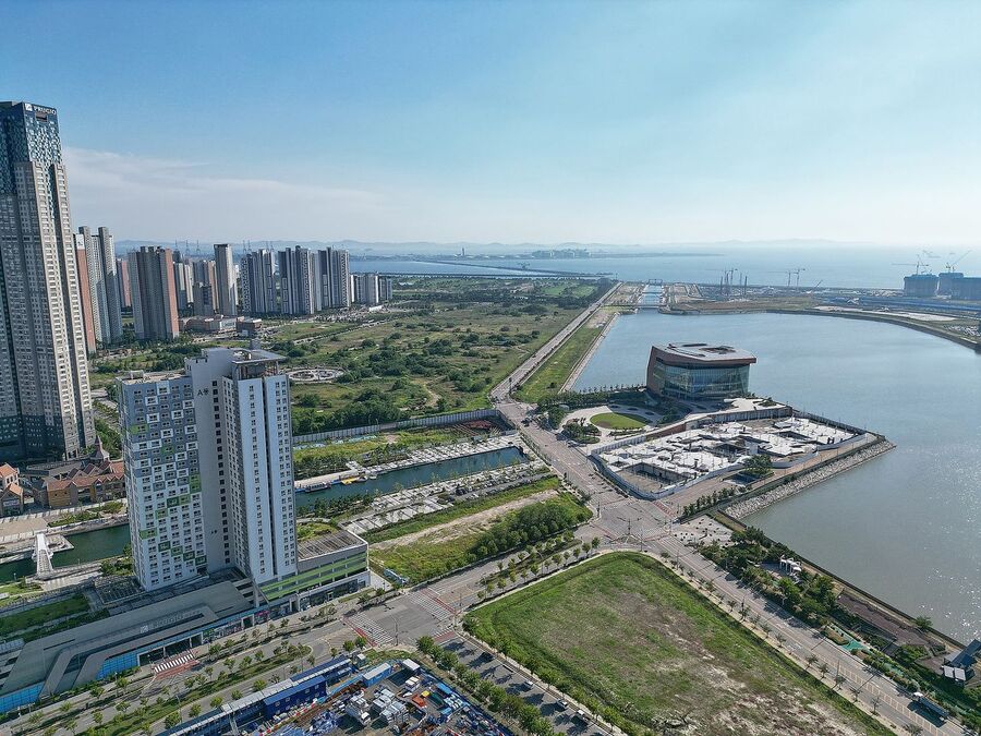 ▲ 송도국제도시 내 아트센터인천과 송도 워터프런트 전경. ⓒ인천경제청 제공