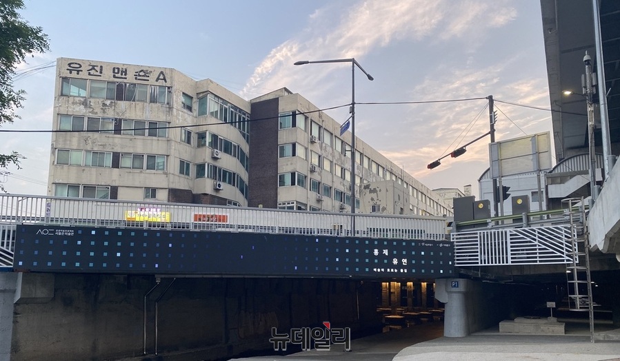 ▲ 1970년대에 지어진 유진상가는 노후화로 재정비 필요성이 꾸준히 제기돼 왔지만 구역 지정과 해제를 반복하며 표류해왔다. 이성헌 구청장은 이곳이 올해 5월 사업계획인가를 앞둘 정도로 진척됐다며 재개발 흐름을 되살린 대표 사례로 꼽았다. ⓒ뉴데일리DB