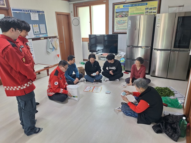 ▲ 최수천 동부지방산림청장이 마을회관에서 산불예방 행동요령을 알려주고 있다.
ⓒ동부지방산림청