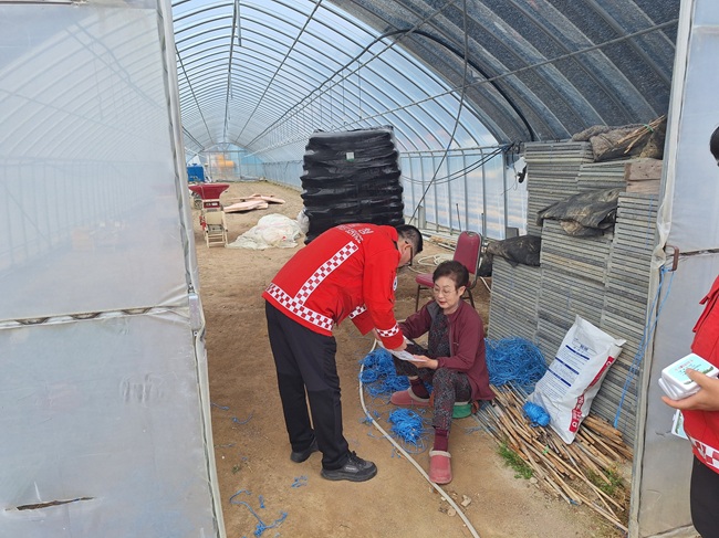 ▲ 최수천 동부지방산림청장이 마을주민에게 산불예방 행동요령을 알려주고 있다.
ⓒ동부지방산림청