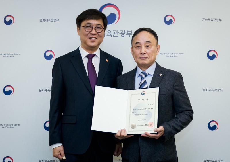 ▲ 최휘영 문화체육관광부 장관이 10일 서승만 국립정동극장 신임 대표이사에게 임명장을 수여한 뒤 기념촬영을 하고 있다. ⓒ문체부