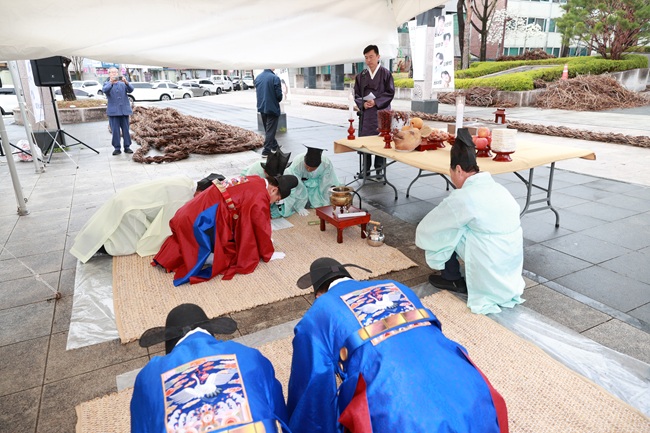 ▲ 사단법인 영월칡줄다리기보존회가 10일 제59회 단종문화제 대표 전통행사인 칡줄다리기의 성공적인 개최와 안전을 기원하는 '칡줄다리기 안전기원제'를 개최했다. ⓒ영월군