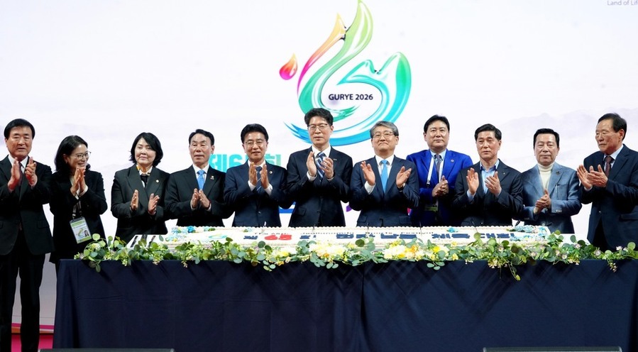 ▲ 황기연 전라남도지사 권한대행이 10일 구례 공설운동장에서 열린 ‘제65회 전라남도체육대회’ 개회식 환영리셉션에서 주요내빈들과 케익 커팅식 뒤 기념촬영을 하고 있다.ⓒ전라남도 제공