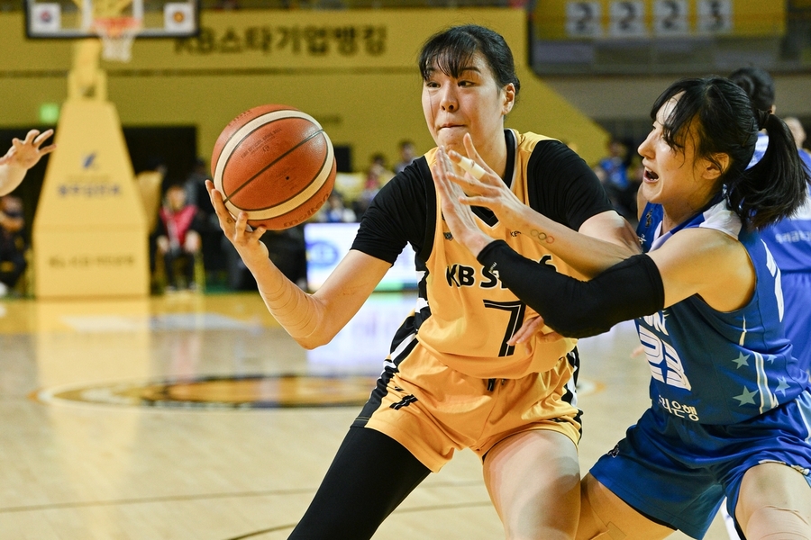 ▲ 박지수가 더블더블을 기록한 KB가 PO 2연승을 내달렸다.ⓒWKBL 제공