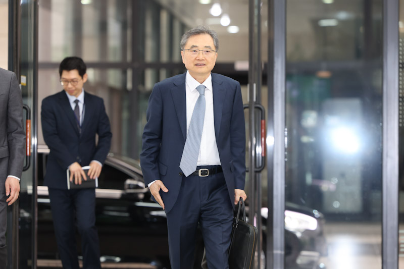 ▲ 조현 외교부 장관이 후보자이던 지난해 6월 24일 서울 종로구 외교부 청사 인근 대우빌딩에 마련된 인사청문회 준비 사무실로 출근하는 모습. ⓒ뉴시스