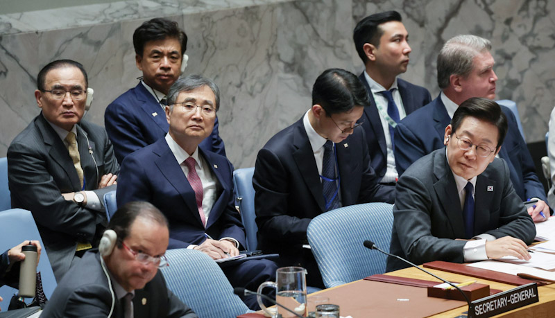 ▲ 이재명 대통령이 지난해 9월 24일(현지시각) 미국 뉴욕 유엔본부에서 안전보장이사회 의장 자격으로 공개 토의를 주재했다. 위성락 국가안보실장, 조현 외교부 장관, 차지훈 주유엔대사가 참석자 발언을 듣고 있는 모습. ⓒ뉴시스