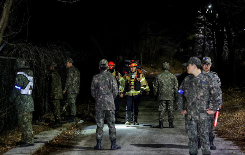 ▲ 지난 2월 25일 경북 영주시 안정면 용산리 한 야산에 공군 F-16C 전투기가 추락해 공군 관계자들이 진입로를 통제하는 모습. ⓒ뉴시스