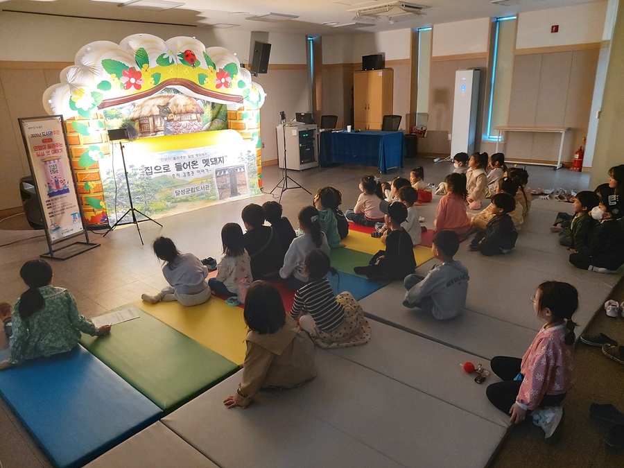 ▲ 대구 달성군립도서관은 오는 11일부터 19일까지 2026년 도서관 주간을 맞아 주민들을 위한 다채로운 독서 문화 행사를 개최한다(2025년 도서간 주간 행사 당시 모습).ⓒ달성군