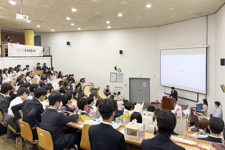 ▲ 글로컬대학 대구한의대학교(총장 변창훈)는 지난  3일 경산캠퍼스 한의학관에서 한의학과 본과 1학년 학생들을 대상으로 ‘2026학년도 본과 진입식’을 거행했다.ⓒ대구한의대