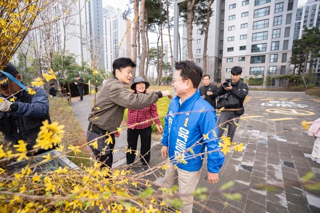 ▲ 육동한 더불어 민주당 춘천시장 예비후보가 11일 오전 센트럴파크푸르지오 식재행사에 참여해 주민들과 함께 춘천을 상징하는 개나리를 심었다. ⓒ육동한 춘천시장 예비후보 선거단