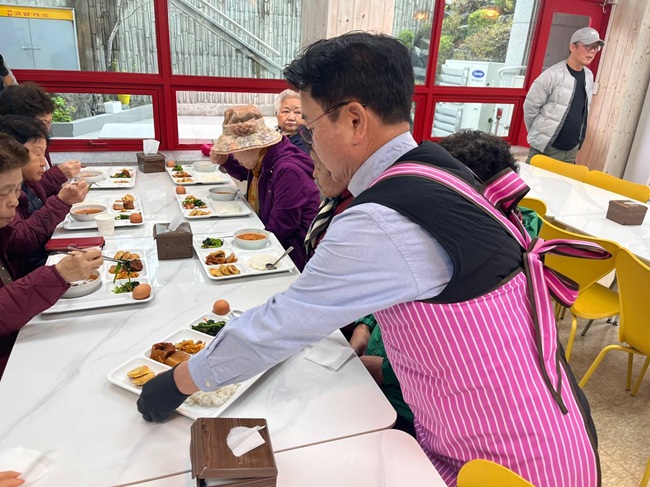 ▲ 육동한 예비후보가 지난 10일 오전 11시 근화동행정복지센터 무료급식 현장을 찾아 배식 봉사에 참여했다. ⓒ육동한 춘천시장 예비후보 선거단