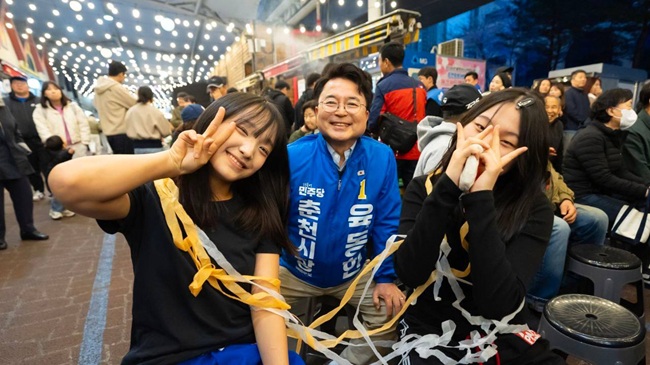 ▲ 육동한 예비후보가 지난 10일 저녁 풍물시장 야시장 '춘풍야장'에서 음식을 나누며 격려하는 등 시민들과 함께 했다. ⓒ육동한 춘천시장 예비후보 선거단