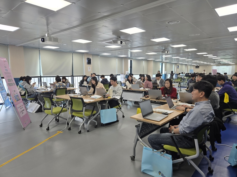 ▲ 경북교육청(교육감 임종식)은 11일 칠곡수학체험센터에서 도내 초·중·고교 37개 팀이 참여하는 ‘제3회 데이터리터러시 수학 프로젝트 설명회 및 역량 강화 연수’를 개최했다.ⓒ경북교육청