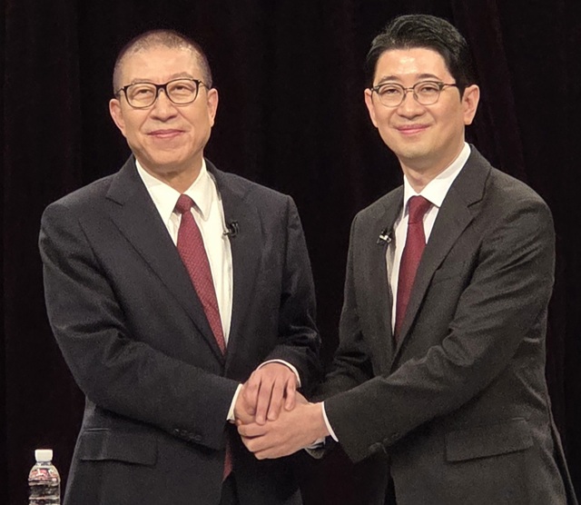 ▲ 박형준 예비후보(왼쪽)가 11일 국민의힘 부산시장 후보로 최종 확정됐다. 사진은 지난 7일 3차 토론회에서 박 후보와 주진우 예비후보(오른쪽)가 기념 사진을 촬영하는 모습.ⓒ박형준 부산시장 후보 캠프