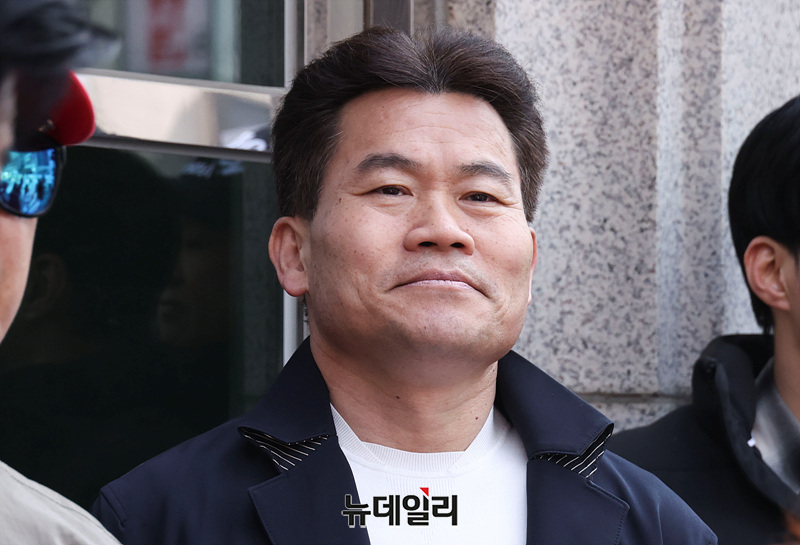 ▲ 전한길 한국사 강사가 지난달 16일 오전 서울 여의도 국민의힘 중앙당사 앞에서 열린 장동혁 대표 지지 집회에 참석해 자리하고 있다.ⓒ서성진 기자