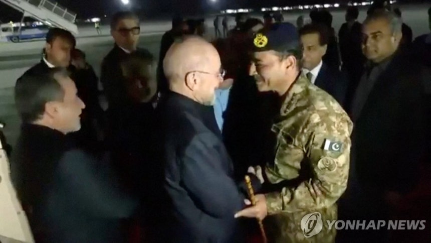 ▲ 지난 10일(현지시간) 밤 파키스탄 이슬라마바드 공항에 도착한 이란 대표단을 아심 무니르 파키스탄 국방군 총사령관(오른쪽) 등 파키스탄 고위 인사들이 반갑게 맞이하고 있다.ⓒ연합뉴스.