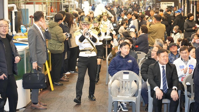 ▲ 춘천시가 춘천풍물시장 문화관광형시장 육성사업단과 함께 지난 10일 춘천풍물시장 중앙광장에서 야시장 '춘풍야장' 개장식을 열고 본격 운영에 들어갔다. ⓒ춘천시