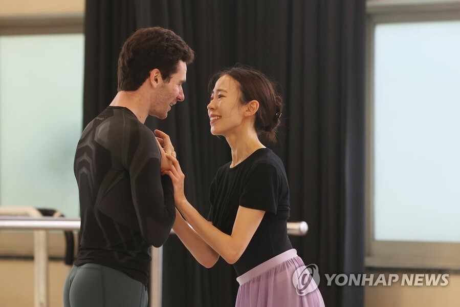 ▲ '2022 에투알 갈라' 무대를 앞둔 발레리나 박세은과 발레리노 폴 마르크가 세종대 용덕관에서 작품 '로미오와 줄리엣'을 시연하고 있다.ⓒ연합뉴스 ▲ '2022 에투알 갈라' 무대를 앞둔 발레리나 박세은과 발레리노 폴 마르크가 세종대 용덕관에서 작품 '로미오와 줄리엣'을 시연하고 있다.ⓒ연합뉴스