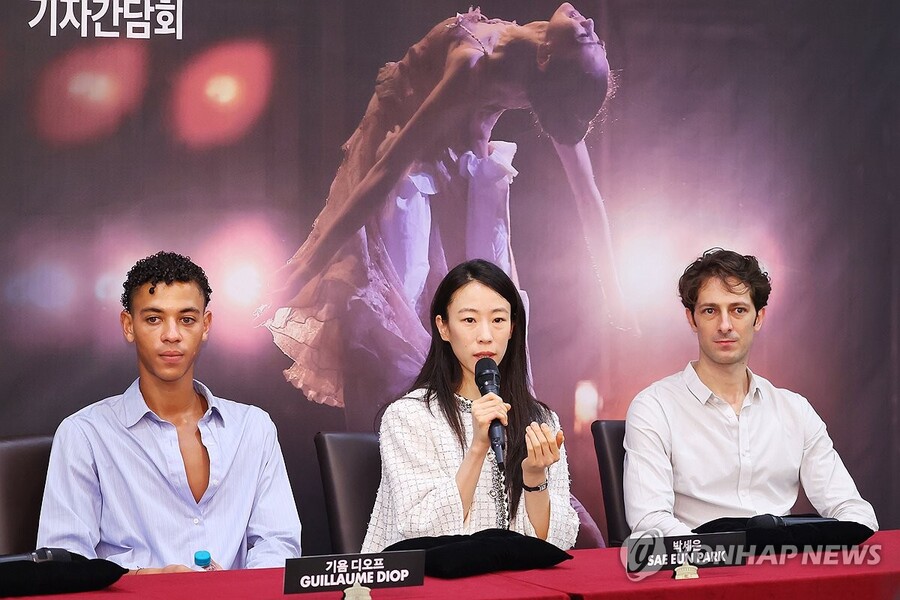 ▲ 지난해 7월 28일 열린 '파리 오페라 발레 에투알 갈라 2025' 기자간담회 모습. 에투알 박세은(가운데)이 질문에 답하고 있다.ⓒ연합뉴스 ▲ 지난해 7월 28일 열린 '파리 오페라 발레 에투알 갈라 2025' 기자간담회 모습. 에투알 박세은(가운데)이 질문에 답하고 있다.ⓒ연합뉴스