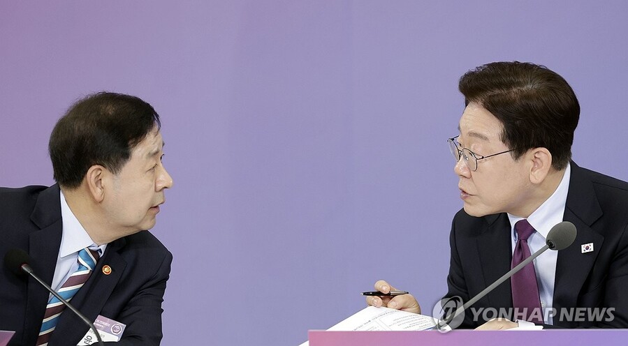 ▲ 이재명 대통령이 9일 청와대에서 열린 국민경제자문회의 제1차 전체 회의에서 구윤철 부총리 겸 재정경제부 장관과 대화하고 있다. ⓒ연합뉴스