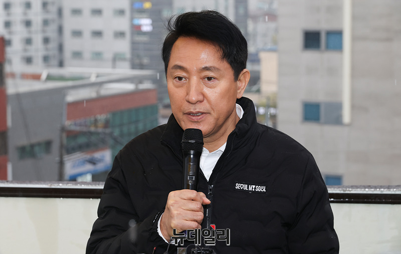 ▲ 오세훈 서울시장이 9일 오후 서울 동작구 신대방삼거리역 역세권 활성화사업구역 현장방문을 마치며 발언하고 있다. ⓒ서성진 기자