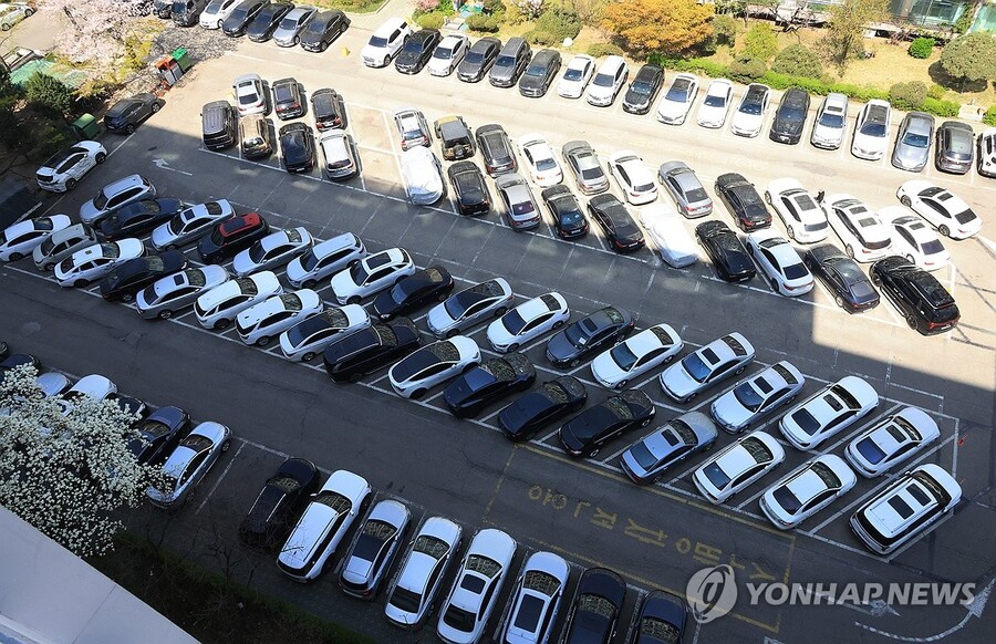 ▲ 에너지 절감 조치로 공공기관 승용차 2부제·공영주차장 5부제가 실시된 8일 서울 송파구 한 아파트 주차장에 차량이 평일 낮임에도 가득 찬 모습을 보이고 있다. ⓒ연합뉴스