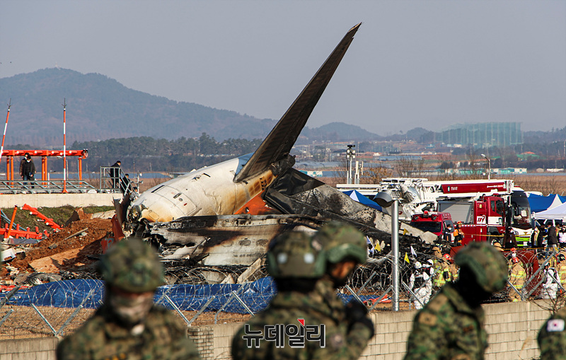 ▲ 지난 2024년 12월 29일 오후 무안공항 사고 현장에서 군 장병들과 경찰이 수색작업을 하고 있다. ⓒ서성진 기자