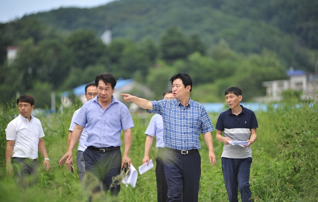 ▲ 현장 중심 공약을 추진하는 최문순 화천군수 모습. ⓒ화천군