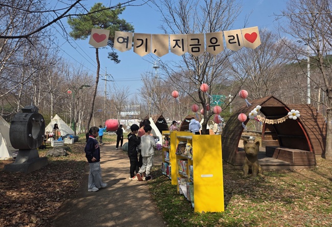 ▲ 화천 어린이 도서관이 지난 11일 '우리 가족 아뜰리에' 행사를 개최했다. 이 프로그램은 가족 당 도서 20권을 대출 후 원예활동에 참여하는 것이 주요 내용이다. 또 사내 도서관 역시 같은 날 '캠핑 인 더 북'행사를 열었다. ⓒ화천군