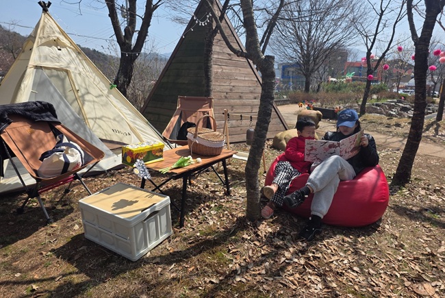 ▲ 화천 어린이 도서관이 지난 11일 '우리 가족 아뜰리에' 행사를 개최했다. 이 프로그램은 가족 당 도서 20권을 대출 후 원예활동에 참여하는 것이 주요 내용이다. 또 사내 도서관 역시 같은 날 '캠핑 인 더 북'행사를 열었다. ⓒ화천군