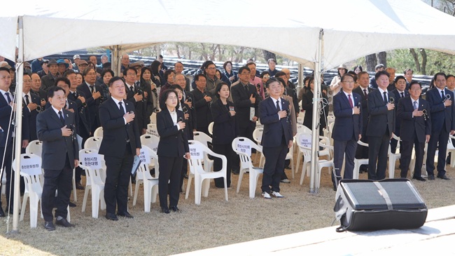 ▲ 의암 류인석 선생의 숭고한 애국정신을 기리는 '제42회 의암제'가 12일 의암류인석기념관에서 600여 명의 참석자 속에 봉행됐다. ⓒ춘천시