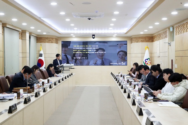 ▲ 홍천군이 지난 9일 군청 행정상황실에서 홍천군 청년정책 위원회를 개최해 '2026년 홍천군 청년정책 시행 계획'을 심의·의결했다. ⓒ홍천군