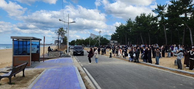 ▲ 강릉의 대표적인 한류 명소인 BTS 버스정류장에 방문한 외국인 관광객들 모습. ⓒ강릉시