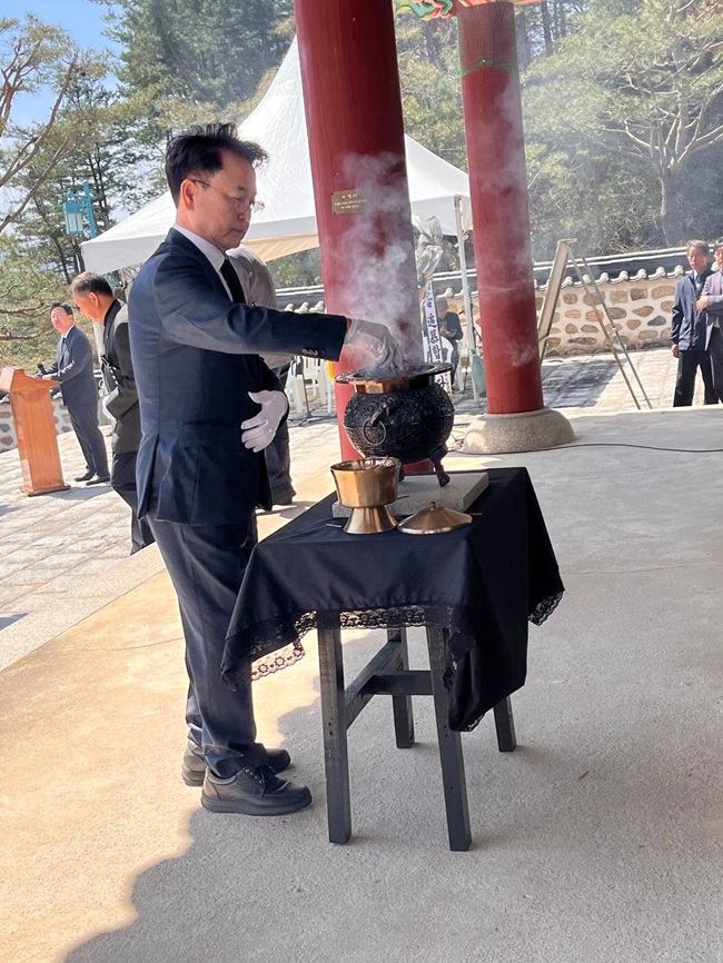 ▲ 육동한 더불어민주당 춘천시장 예비후보가 12일 의암류인석기념관에서 열린 '제42회 의암제'에 참석해 의암 류인석 선생의 애국정신과 춘천 의병의 숭고한 뜻을 기렸다. ⓒ육동한 예비후보 캠프 제공