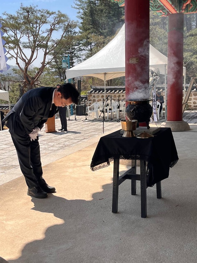 ▲ 육동한 더불어민주당 춘천시장 예비후보가 12일 의암류인석기념관에서 열린 '제42회 의암제'에 참석해 의암 류인석 선생의 애국정신과 춘천 의병의 숭고한 뜻을 기렸다. ⓒ육동한 예비후보 캠프 제공